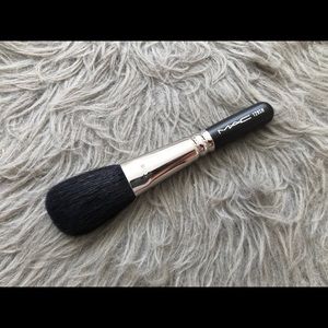 MAC 129SH Powder/Blush Brush